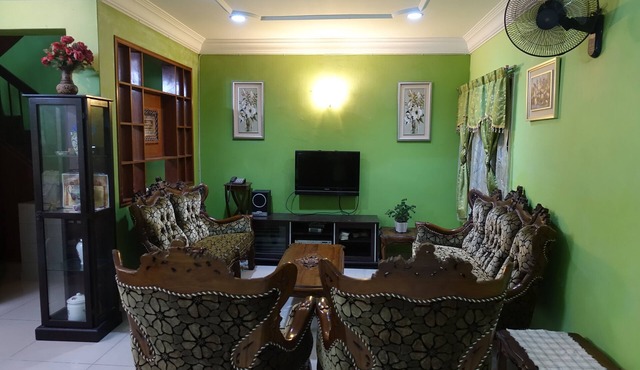 Family-friendly semi detached 2.5 storey vacation home