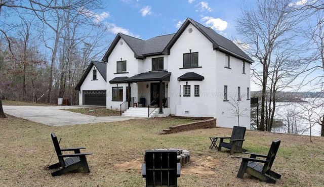 Family-Friendly Smith Lake Waterfront w/Hot Tub, Pool Table & Kayak