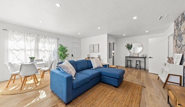 Family friendly SoCal Vacation Home- 10 min to airport! 20min to theme parks!