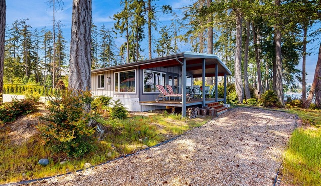 Family-friendly, soundfront getaway with deck, Wifi, W/D and mountain views