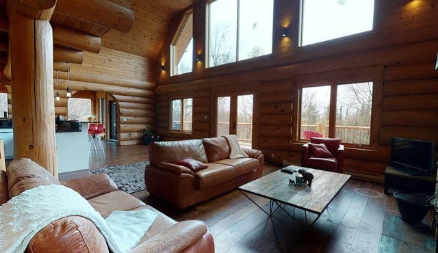 Family friendly Spacious Log Chalet with a clear Tremblant view