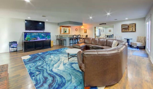 Family friendly, spacious 6-BR house w/Hot tub, Indoor Pool, Sauna on 4+ acres