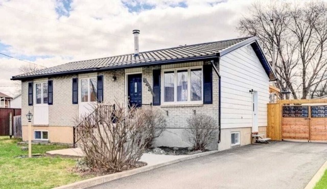 Family-Friendly Spacious 2BR Cozy Basement suite |Near Attractions| Free Parking