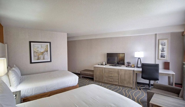 Family Friendly Stay! 2 Units w/Free Breakfast, Parking and Airport Shuttle!