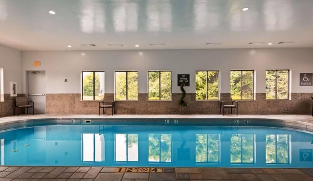 Family-Friendly Stay By I-70! Near Ohio Valley Plaza w/Free Breakfast