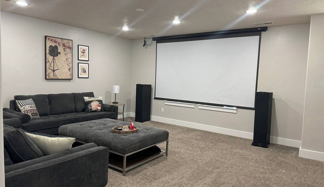 Family-Friendly Stylish 5BR w/Theater & Hot Tub in Meridian Idaho