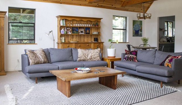 Family Friendly Summit Chalet sleeps up to 10