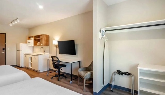 Family-Friendly Suite w/Kitchen Near Six Mile Cypress Preserve | 4 Units
