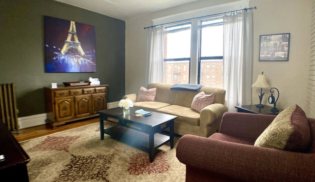 Family-friendly suite with King+Queen beds-Steps to Metrolink Off-Street Parking