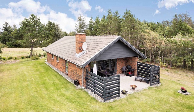 Family-friendly summer house by the North Sea