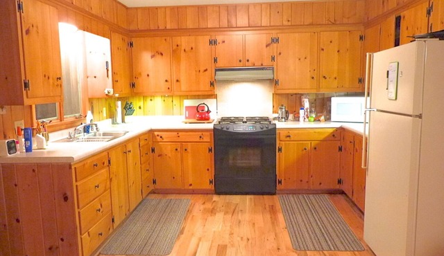 Family Friendly Summer Vacation Cottage on Beautiful Lake Pennesseewassee