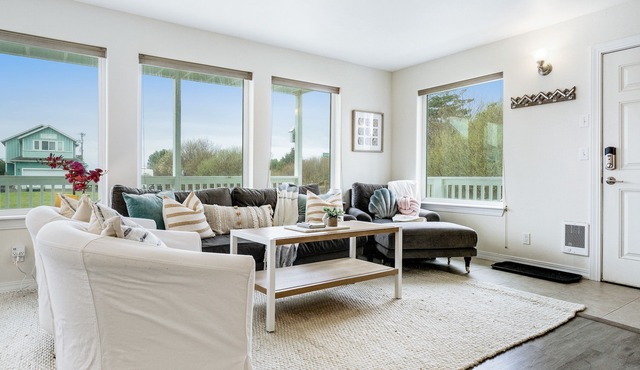 Family-Friendly, Two-Level Home w/Free WiFi, Gas Grill, Washer/Dryer, & Balcony