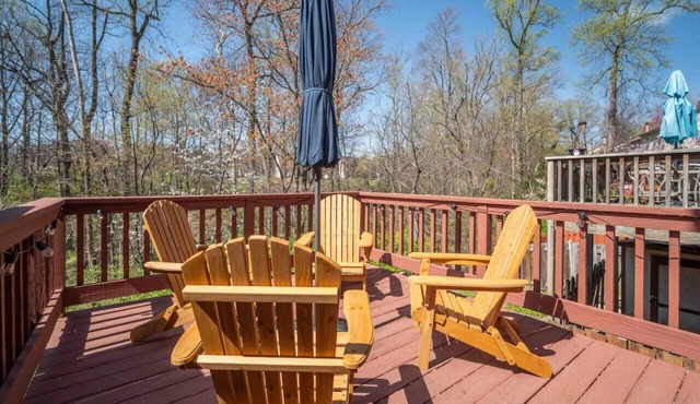 Family-Friendly Townhouse w/3 Suites & Parking