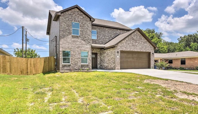 Family-Friendly Texas City Home ~ 15 Min to Kemah Boardwalk!