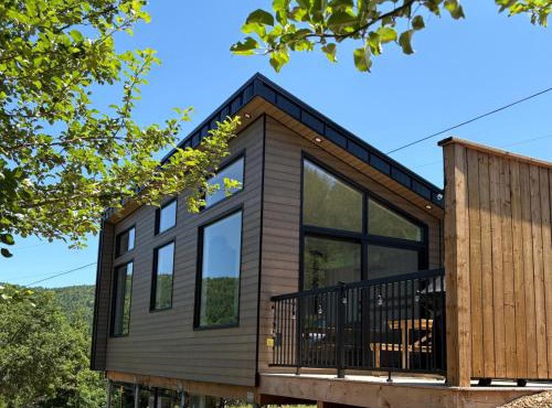 Family-Friendly Tiny Cabin with Hot Tub and Epic Views near Poley Mountain, NB