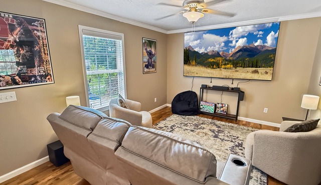 Family Friendly Townhouse Near Lake and Shopping