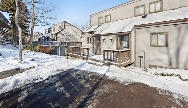 Family-friendly townhome w/shared hot tub, indoor pool, central AC - near slopes