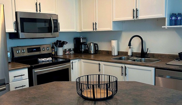 Family-friendly townhome in Prime Mississauga Location - Close to Everything.