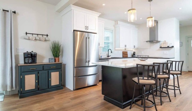 Family-Friendly Townhouse in Wakefield with Garage