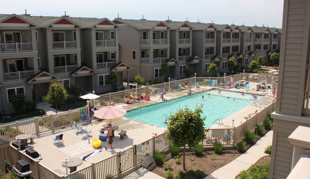 FAMILY FRIENDLY TOWNHOME - 4 Bedroom, 3.5 Bath POOL-3 blocks to beach-Sleeps 10