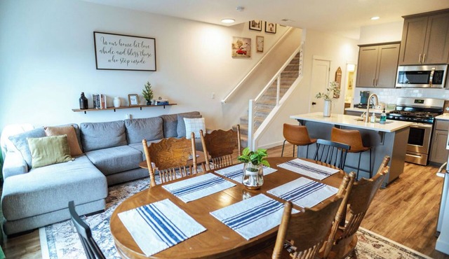 Family Friendly Townhome w Game Room, King Beds, South Salem