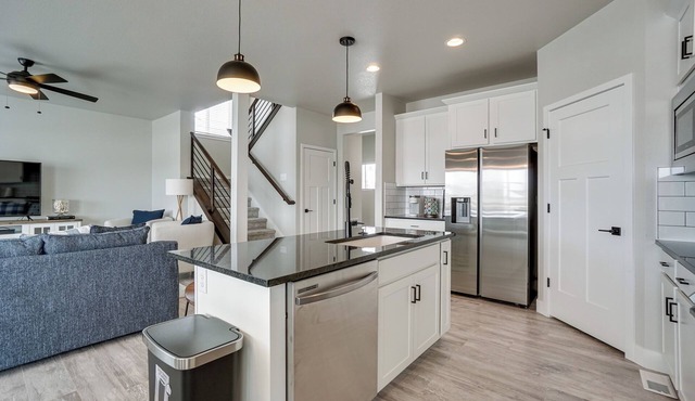 Family-friendly Townhome ~ 2 Mi to Windsor Lake!