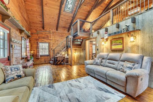 Family-Friendly Tyrone Cabin with Deck Near Hiking