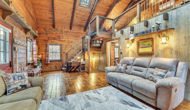 Family-Friendly Tyrone Cabin w/Deck Near Hiking