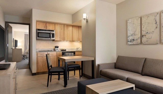 Family Friendly UPenn Proximity: Free Breakfast & Comfy Suites with Full Kitchen
