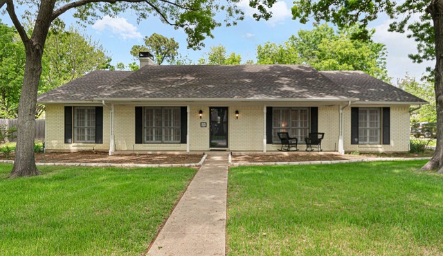 Family Friendly, Updated, Charming Home in North Denton