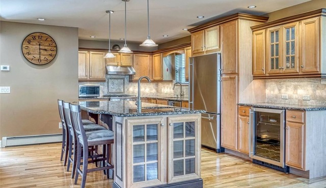 Family Friendly Escape with Bay views, Private Pool & Beach Adjacent