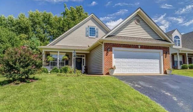 Family-friendly single home/Walking distance to shopping center and restaurants