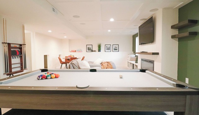Family Friendly Private Deck & Fire Pit Pool Table Gym EV Grill Sleeps 8