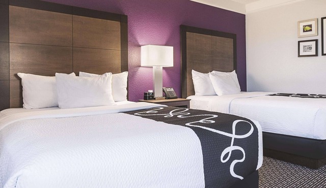 Family-Friendly Hotel Room w/Comfortable Amenities – Pool and Hot Tub