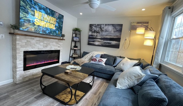 Family‑Friendly Lakefront 3BR Retreat w/Stunning Views & Pool Table