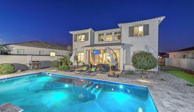 Family-friendly 5-bedroom house with in Litchfield Park- Heated Pool Included