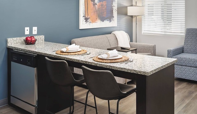 Family-Friendly Getaway - 2 Spacious Modern Suites Near Mercedes-Benz Stadium