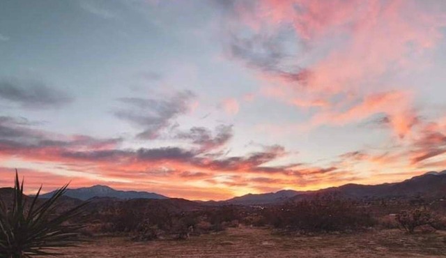 Family friendly desert cabin with mountain views, pool table and indoor chimney.
