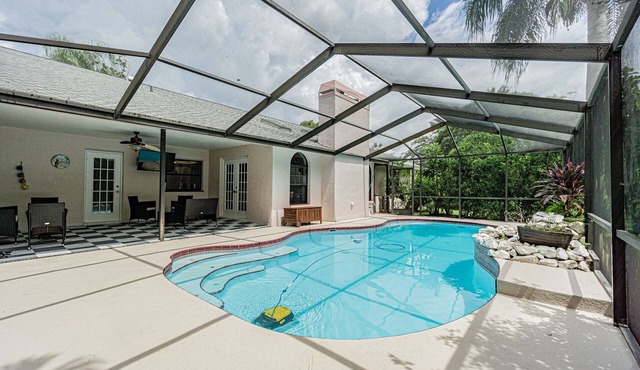 Family friendly pool home/3 bed 2 bath/pet friendly/near Beaches and Tampa