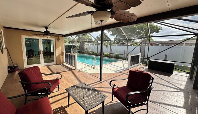 Family friendly 3bed, 2bath house with WiFi, AC, Pool. 6mi-beach, 13mi-airport