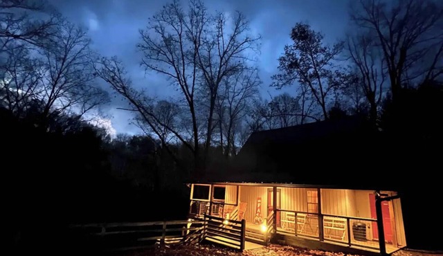 Family Friendly Riverfront Cabin 5 Mins to Downtown West Jefferson!