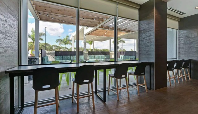 Family-Friendly Suite: Pool, Kitchenette, Free Parking, Close to Outlets