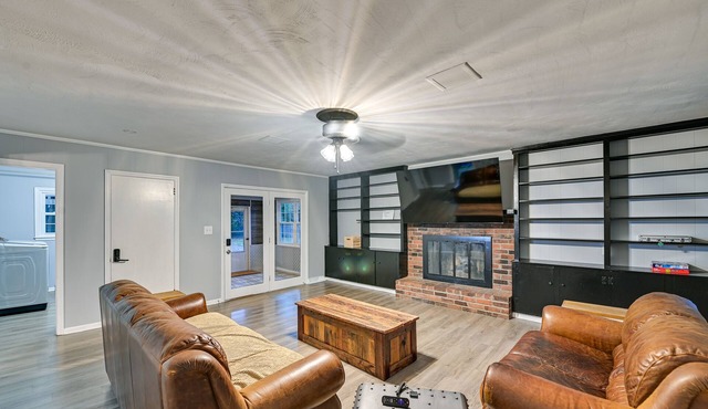 Family-Friendly Versailles House: 12 Mi to UK!