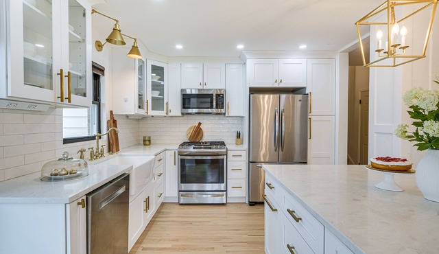 Family-Friendly Villa Park Home: 16 Mi to Chicago!