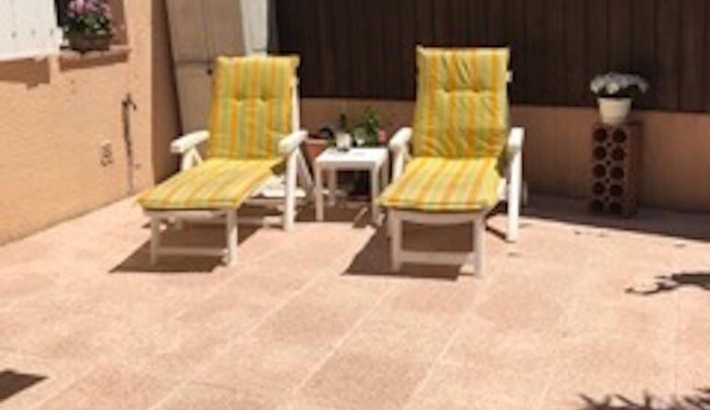 Family friendly villa 10 minutes walk to beach. Pool in residence