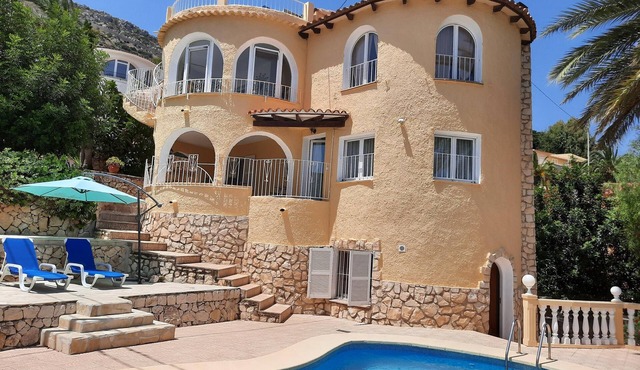 Family-Friendly Villa "Es Paradis" with Pool, Garden and Wi-Fi
