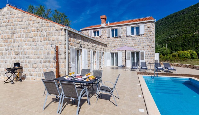 Family-friendly villa with pool in a quiet village close to the cleanest beaches