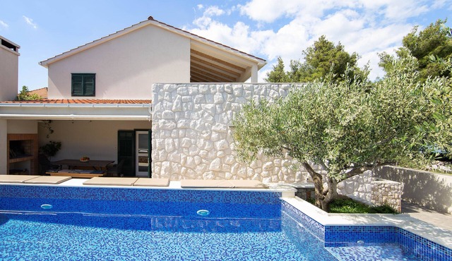 Family friendly villa next to the beach, close to Trogir and Split