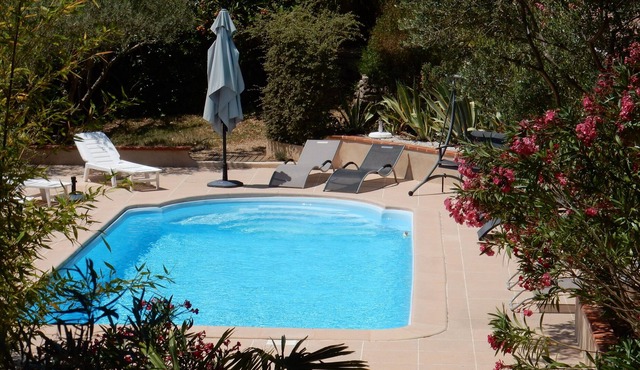 Family friendly villa with heated pool in quiet hillside area between sea/ Verdon