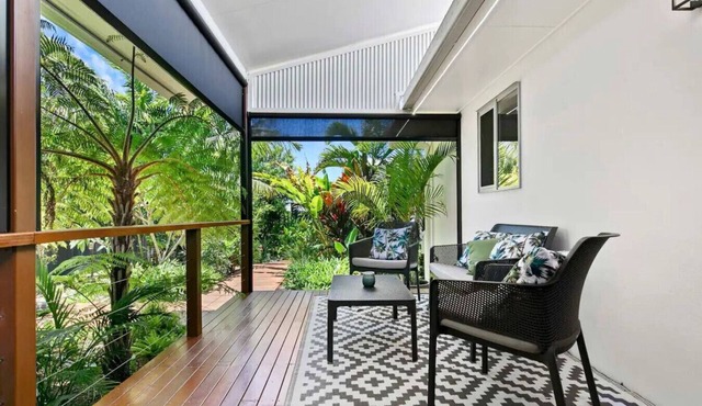 Family Friendly Walk to Beach Tropical Retreat + BBQ Deck